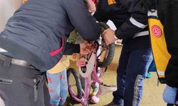 Parmağı bisiklet zincirine sıkışan çocuğu itfaiye kurtardı