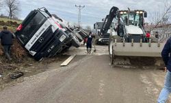 Samsun'da beton mikseri kanala devrildi