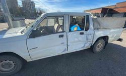 Yolcu minibüsü ile kamyonetin çarpıştığı kaza kameraya yansıdı