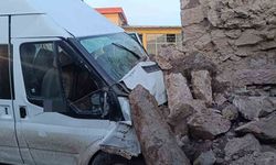 Aksaray'da işçi servisi bahçe duvarına çarptı: 2'si ağır 14 yaralı