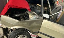 Ankara'da otomobil bariyerlere çarptı: Sürücü araç içerisinde sıkıştı