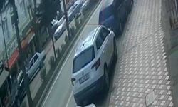 Aracın çarptığı yaya yola savruldu: Kaza anı kamerada