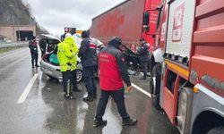 Artvin'de otomobil park halindeki tıra çarptı: 2 ölü, 1 yaralı