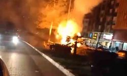 Aydınlatma direğinin kabloları alev aldı