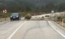 Bolu'da dağdan kopan kayalar yola indi: Sürücüler son anda kurtuldu