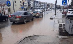 Cadde göle döndü, sürücüler zor anlar yaşadı