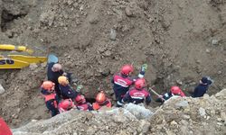 Göçükte toprak altında kalan iş makinesi operatörü kurtarıldı