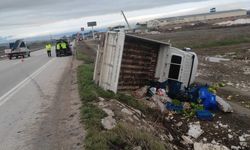 Kamyonet şarampole devrildi, sürücü kazayı yaralanmadan atlattı