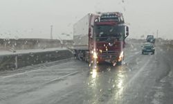 Karapınar'da şiddetli rüzgar ve sağanak sürücülere zor anlar yaşattı