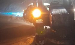 Karlı yolda mahsur kalan iki kişi kurtarıldı