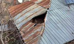 Konya'da dağdan kopan kaya parçası evin damına düştü