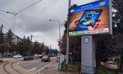LED ekranlara hırsızlık ve dolandırıcılık uyarıları yansıtıldı