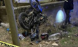 Motosiklet otomobille kafa kafaya çarpıştı: 1 ölü, 2 yaralı