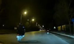 Motosikletinin önünü kaldırarak seyreden sürücü trafiği tehlikeye attı