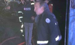 Oto döşeme dükkanı çıkan yangında küle döndü