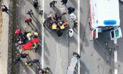 Otomobille çarpışan elektrikli bisiklet hurdaya döndü: 2 ağır yaralı