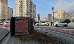 Otomobille çarpışan kamyonet yan yattı, hayvan dışkıları yola savruldu