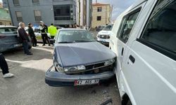 Polisten kaçan 14 yaşındaki sürücü minibüse çarpınca yakalandı