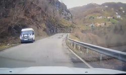 Trabzon'da öğrenci servisi kazası kamerada