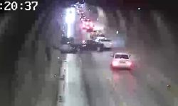 Tünelde otomobiller kafa kafaya çarpıştı, 1 kişi yaralandı: Feci kaza kamerada