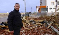 Uçan çatının altında kalmaktan saniyelerle kurtuldu