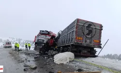 Çamlıbel Geçidi'nde Tırlar Kafa Kafaya Çarpıştı! 1 Ölü, 2 Yaralı