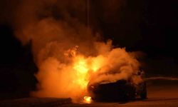 Bayram için yeğeninden emanet aldığı araç alev alev yandı