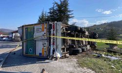 Çay yüklü tır devrildi: 1 yaralı