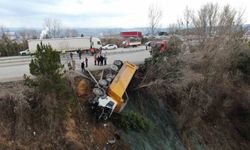 Direksiyon başında fenalaştı, hafriyat kamyonu şarampole devrildi
