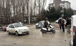 Dönel kavşakta motosiklet ile otomobil çarpıştı