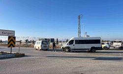 Ereğli'de kamyonet ile okul servis minibüsü çarpıştı: 5 yaralı