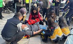 İki otomobil çarpıştı, savrulan araçlardan biri yayaların arasına daldı, 5 yaralı