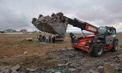 Kırşehir'de briket yüklü kamyon yan yattı