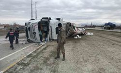 Konya'da iplik yüklü tır devrildi: 1 yaralı