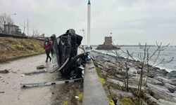 Rize'de takla atan otomobil beton bariyere çarparak denize uçmaktan kurtuldu