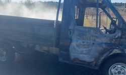 Seyir halindeki kamyonet alev alev yandı