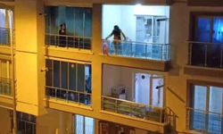 Sinir krizi geçiren genç kadın balkonundaki eşyaları yola fırlattı