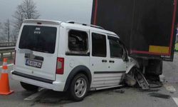 Tırın dorsesine çarpan hafif ticari araç hurdaya döndü: 2 yaralı