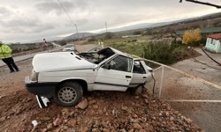 Zile’de Kontrolden Çıkan Otomobil Direğe Çarptı! 2 Yaralı