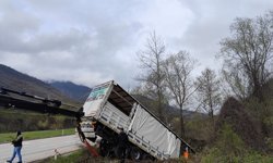 Reşadiye'de Tır Dere Yatağına Devrildi