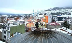 Bahar Müjdecisi Kar Altında! Başçiftlik’te Leyleklerin Beyaz İmtihanı