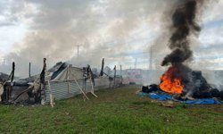 Ağıl ve saman balyaları alev alev yandı