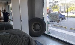 Amasya'da kamyondan kopan teker mağazaya daldı