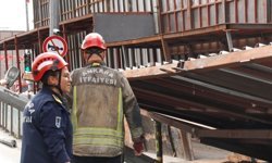 Başkent'te yıkım sırasında platform yola çöktü: 3 yaralı