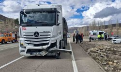 Bayburt'ta tır otomobile çarptı: 3 yaralı