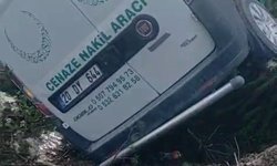 Cenaze nakil aracı kaza yaptı, araçtaki 2 kişi yaralandı