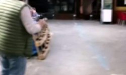 Devrek'te dehşet anları kamerada: Tüfekle iş yerine kurşun yağdırdı