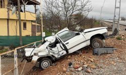 Elektrik direğine çarpan otomobil hurdaya döndü