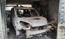 Garajda alevlere teslim olan 2 araç ve motosiklet kullanılmaz hale geldi
