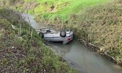 Gece dereye yuvarlanan otomobil sabah fark edildi